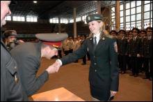 Під час вручення диплома майор Роман Лаврецький цілує руку випускниці Львівського інституту пожежної безпеки Ірині Мигаль