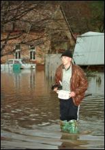 Наводнение 2001 года. Житель Мукачево несет своей семье горячий обед