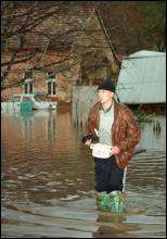 Повінь 2001 року. Житель Мукачевого несе своїй родині гарячий обід