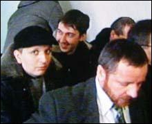 Дмитро Голубов (на фото ліворуч — у кепці) у залі Солом’янського районного суду Києва