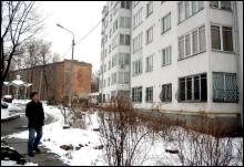 Реконструированный дом — бывшее общежитие-хрущевка на улице Жуковского 10, в Киеве; позади — его нереконструированный ”близнец”