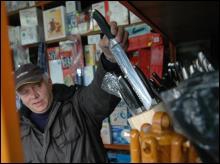 46-летний Александр, продавец ножей на рынке ”Юность”, торгует изделиями под марками известных европейских фирм. Сознается: большинство из них сделано в Китае. Александр демонстрирует лучший, по его мнению, набор за 268 гривен