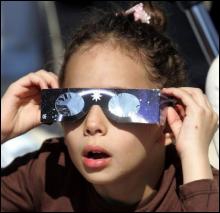 Турецька дівчинка спостерігає за затемненням сонця