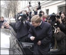 Ахметов подошел к авто, чтобы представить журналистам своего водителя Бориса