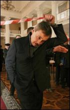 У перші дні після оголошення результатів здавалося, що Черновецького власна перемога турбує