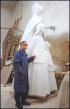 Василь Олашин біля створеної ним скульптури княгині Ілони Зріні та її дітей. Ця робота так і залишилася в гіпсі