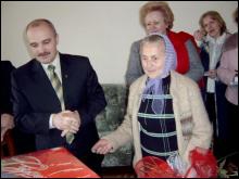 Ольга Горошко тримає ключ від першої своєї квартири. Його вручив губернатор Тернопільщини 44-річний Іван Стойко (ліворуч)