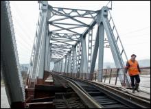 ”Покрученный” мост ремонтники надеются выровнять