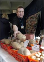 Приватний підприємець з Києва Віталій Русан на виставці ”Саджанці-2006” пропонує 10 урожайних сортів картоплі