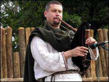 Змицер Сосновский играет на белорусской военной дуде XIV века