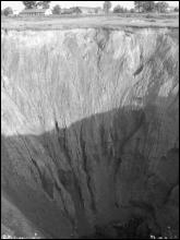 Такий вигляд має найбільша воронка на Солотвинському солеруднику
