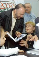 
Ада Роговцева с внучкой Даринкой и писателем Андреем Курковым на презентации своей книги ”Мой Костя”
