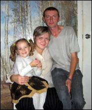 Олександр Павленко з дружиною та донькою за півроку до трагедії. 