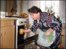 Бляшанку з тістом для паски Марія Турок ставить до духовки