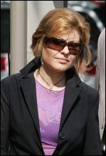 Дружина Михайла Ходорковського Інна біля входу в Міщанський суд Москви. 30 травня 2005 року