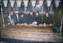 Біля каменю, на якому помазували Христа. Третій зліва — Володимир Бондаренко, біля нього — дружина Галина