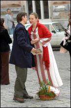 30-летний Григорий Селещук с 23-летней женой Людмилой святят пасхи в церкви Пресвятой Евхаристии во Львове