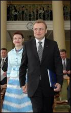 Андрій Садовий з дружиною Катериною заходять до зали Львівської міськради, де він за півгодини складе присягу міського голови