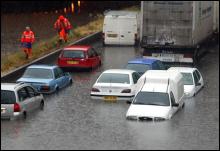 Покинуті автомобілі на автотрасі поблизу Лілля (півночі Франції) під час дощів у липні 2005 року