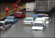 Покинутые автомобили на автотрассе вблизи Лилля (север Франции) во время дождей в июле 2005 года