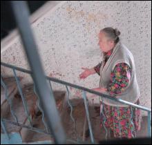 Соседка Бабинских Александра Ескова показывает на следующий день после трагедии окровавленную лестницу