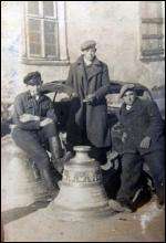 Зборівчани перед тим, як закопати дзвони. Фото початку 1940-х років