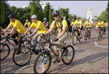 У середу зранку велосипедисти прямують через Михайлівську площу