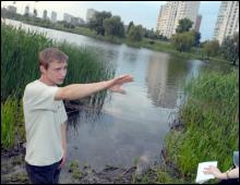 Николай Гарматюк показывает место, где утонул лось 