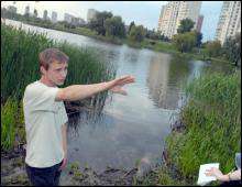 Микола Гарматюк показує місце, де втопився сохатий