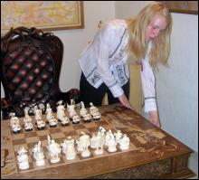 Працівниця галереї Світлана показує шаховий стіл роботи Жолнєрчика і Епштейна