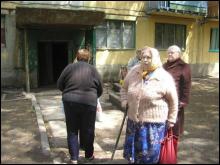 Мешканці будинку №24 на вулиці Космонавтів у Костянтинівці самотужки не можуть дати ради навалі щурів
