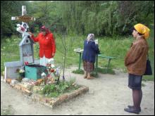 Зараз мощі в гробіку лежать у Свято-Покровському соборі чоловічого монастиря. Але кияни приходять до хреста