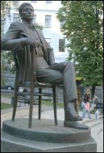 Бронзовий Лесь Курбас сидить на вулиці Прорізній у Києві