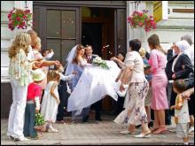8 октября прошлого года, на День города, пять молодых пар отозвались на предложение мэрии Черновцов провести общую свадебную церемонию на улице. По традиции молодой несет из РАГСа на улице Кобылянской свою жену 