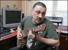 Дома у Дмитрия Доброго-Вечера есть банджо, киргизская скрипка, азербайджанский ситар