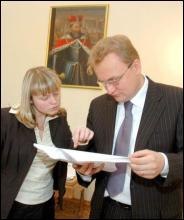 Прес-секретар Андрія Садового Наталка Міхнова узгоджує з мером робочий графік