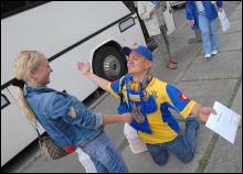 За хвилину до від’їзду киянин Юрій Пелих обіцяє своїй дівчині Тетяні, що буде добре поводитися в Німеччині