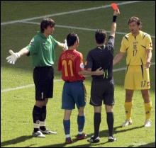 Швейцарский арбитр Массимо Бусакка показывает красную карточку Владиславу Ващуку. Рядом стоят Александр Шовковский и Луис Гарсия. Лейпциг, Центральный стадион, 14 июня 2006 года