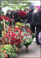 Могилу Грузина заставили дорогими букетами квітів