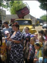 Жители Зеленовки перекрыли дорогу машинам в свой поселок