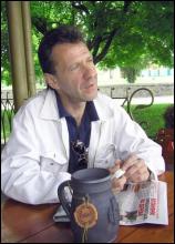 Лучанин Петро Прокопчук розповідає про свою роботу в Польщі. Перед ним зроблений власноруч глиняний кухоль