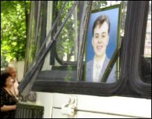 Гроб с телом Андрея Жарого так и не вынесли из ритуального автобуса. Знакомые прощались с покойным, глядя на фото