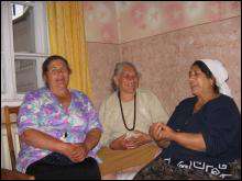 Нина Шольде, баба Галя и Негро Цурка часто ездят из Молдовы в Чернигов, чтобы поправить свое материальное положение 