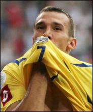 Капитан украинцев Андрей Шевченко идет заменяться и благодарит болельщиков за поддержку