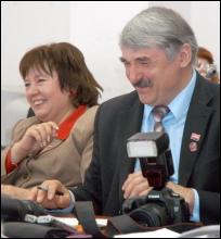 Поки Наталія Вітренко та Володимир Марченко (на фото) фотографувалися біля маків, з їхньої машини вкрали кейс із 1000 доларів, 1500 гривень, трьома мобілками і документами