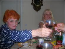 Діана Петриненко пригощає гостей шампанським і млинцями з вишнями. Поруч із нею Людмила — дружина майстра, який ремонтує Петриненкам дачу