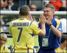 Олег Блохин благодарит Шевченко за матч с Тунисом