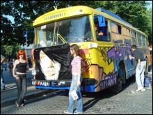 Возле разрисованного троллейбуса черновчанки проверяются на сходство с портретом неизвестной девушки