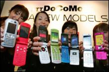 Японський оператор ”НТТ ДoКoMo” випустив вісім нових мобільних телефонів третього покоління FOMA. Новинки підтримують сервіс, що дає змогу оплачувати покупки в кредит із вбудованої в телефон картки