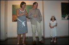 На открытие выставки Темо Свирели в Киеве пришла его дочь Дали. Рядом стоит директор галереи ”Арт-Блюз” Марьяна Джулай